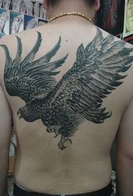 foto di tatuaggio di aquila prepotente schiena uomo muscoloso