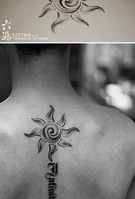 Geometrinen aurinko-tatuointikuvio