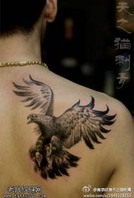 Tattoos za tai za nyuma zinashirikiwa na duka la tattoo