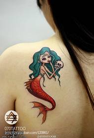 Model de tatuaje de sirena colorate pe spate
