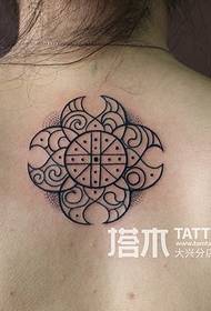 kreatiewe tatoe-moeder met sy tatoeëring 79818- vroulike rug 'n tatoeëring vir inkskilderye