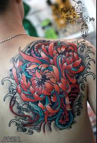 Imagen de tatuaje de crisantemo de color de espalda