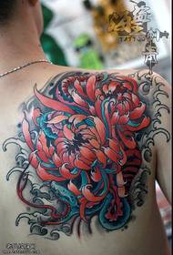 የጀርባ ቀለም chrysanthemum ንቅሳት ፎቶ