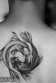 Crno-siva riba tetovaže na leđima dijeli se sa tattoo showom.