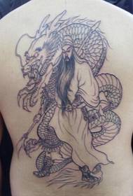 jonges dy't de twadde master dominearje mei ôfbylding fan draken tatoetpatroan