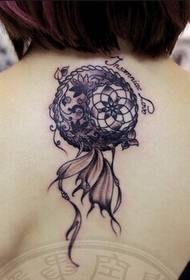 gwapa nga babaye nga back style trend dream catcher tattoo nga litrato