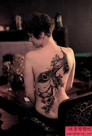 Trabajo de tatuaje de tótem de espalda de mujer