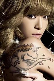 ʻO ka mea hana Iapani ʻo Ayumi Hamasaki i ka huki unicorn tattoo