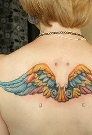 여자의 뒷날개 날개 문신은 문신으로 작동합니다.