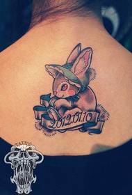 Nainen takaisin värillinen kanin aakkoset tatuointi työtä