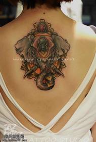 Ženska boja leđa poput tetovaže tetovaže