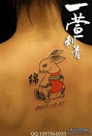 Simpatico modello di tatuaggio coniglio posteriore per ragazze