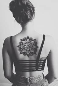 Bellissimo bellissimo tatuaggio sul retro della ragazza