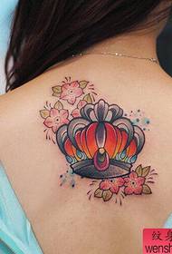 Traballo de tatuaxe de flor de cereixa en coroa de costas á muller