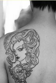Medusa tetovējuma modeļa aizmugurē ieteiktais attēls