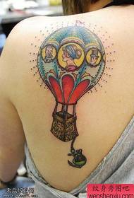 女人背部彩色热气球文身作品由文身分享