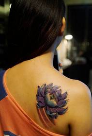 imfashini yabesifazane emuva enhle enhle ye-lotus tattoo iphethini isithombe