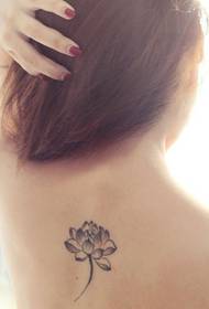 Güzel arka siyah beyaz lotus dövme deseni