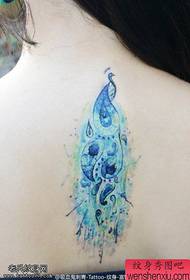 Tatuering som delar en bakgrundsfärgad tatueringsbild