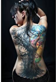 Ευρωπαϊκή και αμερικανική γυναικεία πίσω σέξι και όμορφη μεγάλη εικόνα τατουάζ δέντρο