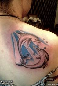 Nainen takaisin delfiini tatuointi malli
