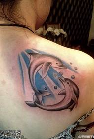 Modello di tatuaggio delfino posteriore femminile