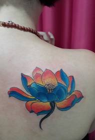 ένα πανέμορφο πολύχρωμο σχέδιο τατουάζ λωτού
