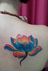 e wonnerschéine bloeende Lotus Tattoo Muster