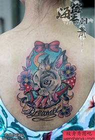 Vrou agterkleurige konynboog tatoeëerwerk