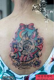 Lavoro del tatuaggio dell'arco di coniglio colorato indietro donna