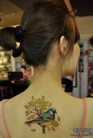 një model i tatuazheve të luleve dhe shpendëve të shpinës