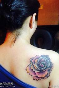 vrouwelijke rug kleur school roos tattoo patroon