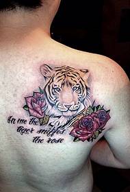 tigri me pamje të mirë të ngjyrave të tatuazhit u rrit me foton e tatuazhit