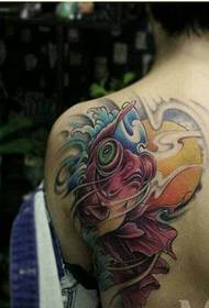 moda femeie spate personalitate goldfish tatuaj model