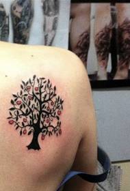 Recomendado para uma imagem de padrão de tatuagem de árvore de ombro