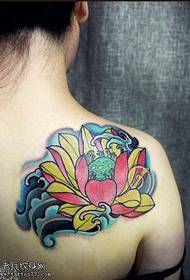 Wzór tatuażu lotosu z tyłu kolor