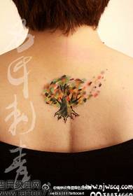 Jó megjelenésű elegáns fa tetoválás hátulján