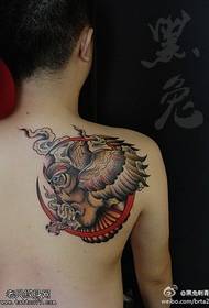Immagine del tatuaggio del gufo creativo di colore posteriore condivisa dal tatuaggio
