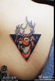 Sa likod nga kolor nga litrato sa tattoo sa antelope