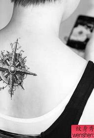 Spettacolo di tatuaggi, raccomandare un tatuaggio con la bussola posteriore di una donna