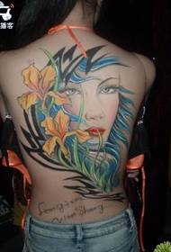 skjønnhet på baksiden med et vakkert tatoveringsbilde for å glede seg over bildet