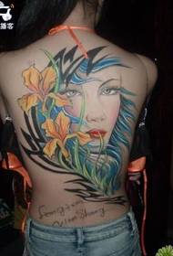 bellezza sul retro con una bellissima immagine del tatuaggio per godersi l'immagine