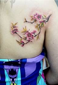 trimatis gražus ir gražus persikų tatuiruotės modelio paveikslas ant nugaros