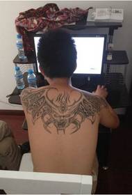 Internet cafe guwapong lalaki bumalik masama bat tattoo pattern ng larawan
