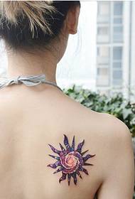 bellezza indietro bella moda bella foto stellata del tatuaggio del sole