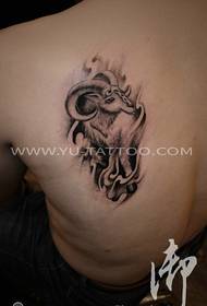 Personaliteti mbrapa modelin e tatuazhit antilopë