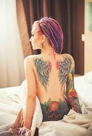 女性の背中の雰囲気の翼のタトゥーパターン