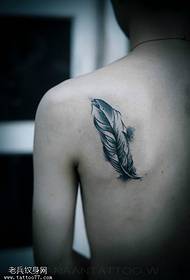 Modello tatuaggio piuma posteriore