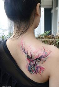 vrouwelijke rug kleur spatten antilope tattoo foto