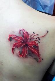 妖艳 toccando l'altro lato del motivo del tatuaggio floreale